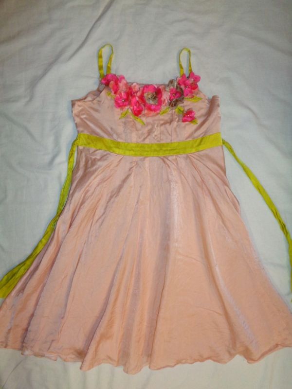 Krásné lesklé saténové šaty s kytičkami