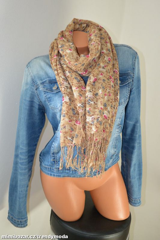 V béžová šála s kvítky
