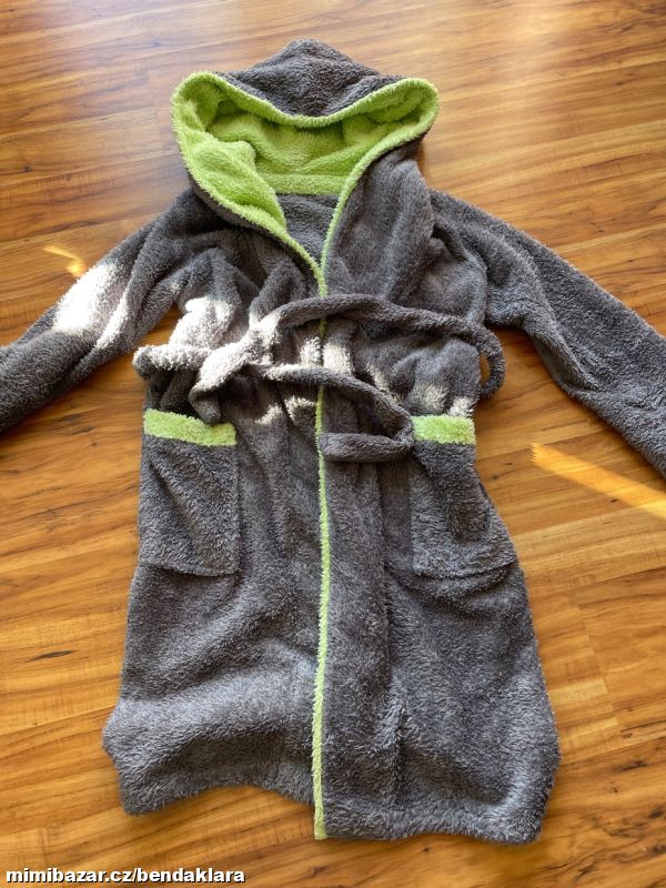 Šedý župan s kapucí 152