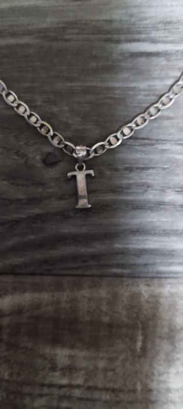 Prodám zánovní řetízek s chir.oceli s písmenem T