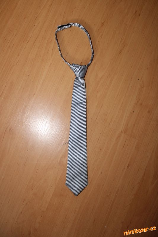 Pruhovaná bílo -modrá kravata