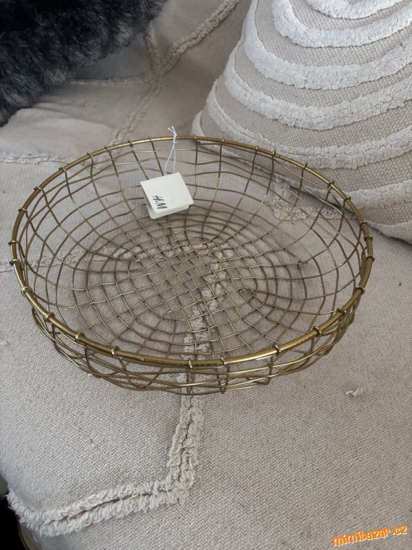 drátovaný košík zlatý