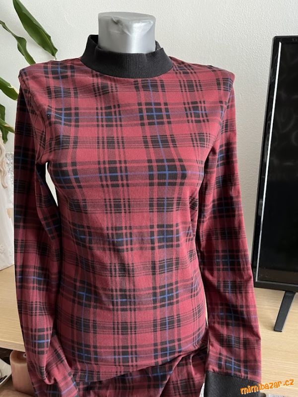 lehké sportovní šaty, delší top