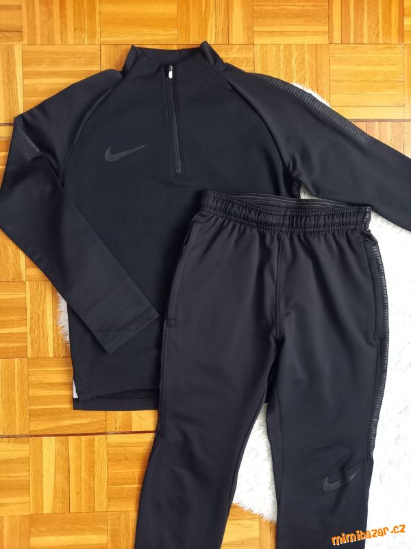 Sportovní set trika (mikiny) a kalhot Nike