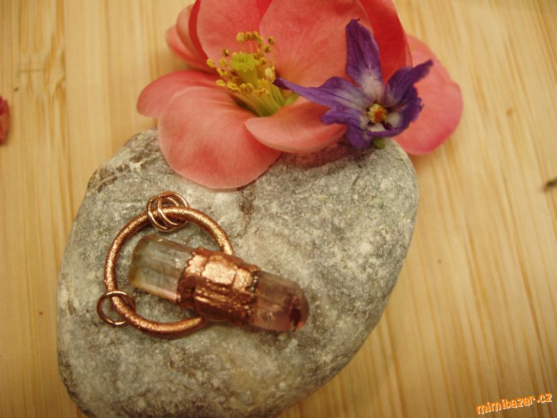 Luxusní Turmalín krystal rubelit s verdelitem