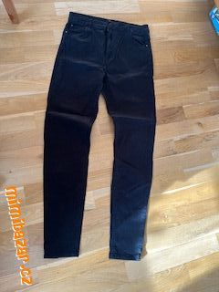 černé úzké kalhoty s vyšším pasem