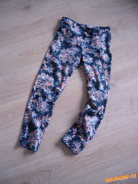 Černé úzké květované kalhoty F&F vel. 38-40