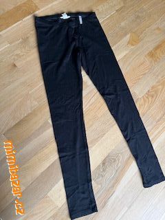 černé bavlněné legíny