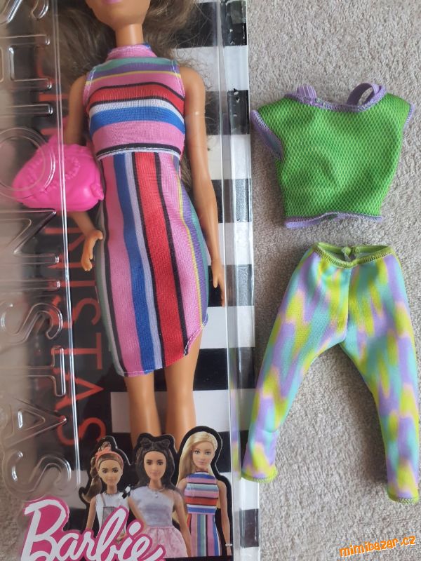 Barbie jogínka s outfitem navíc