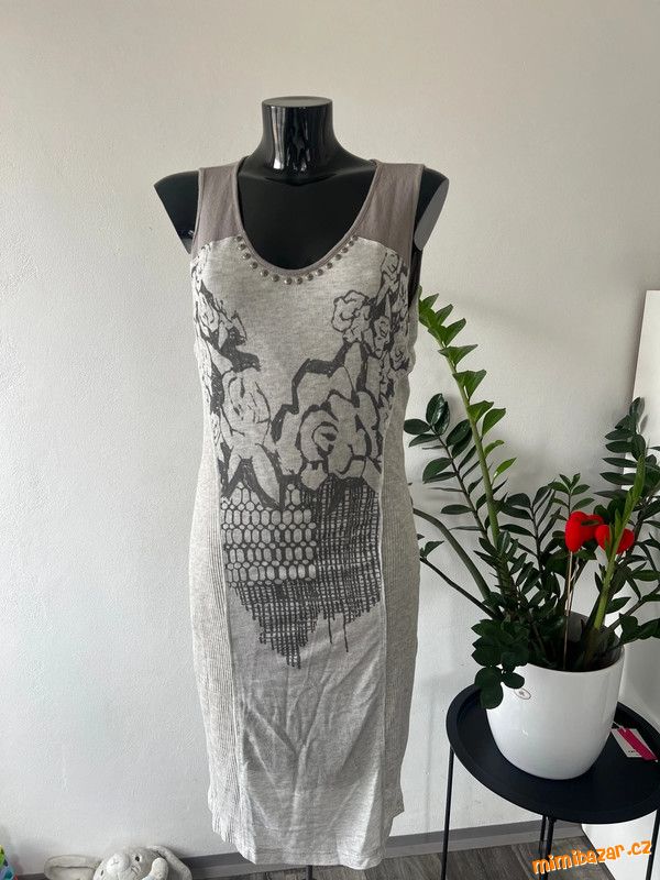 Krásné jemné úpletové šaty s visačkou