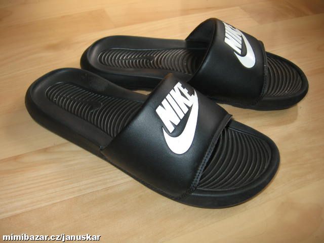 Černé pantofle / nazouváky Nike
