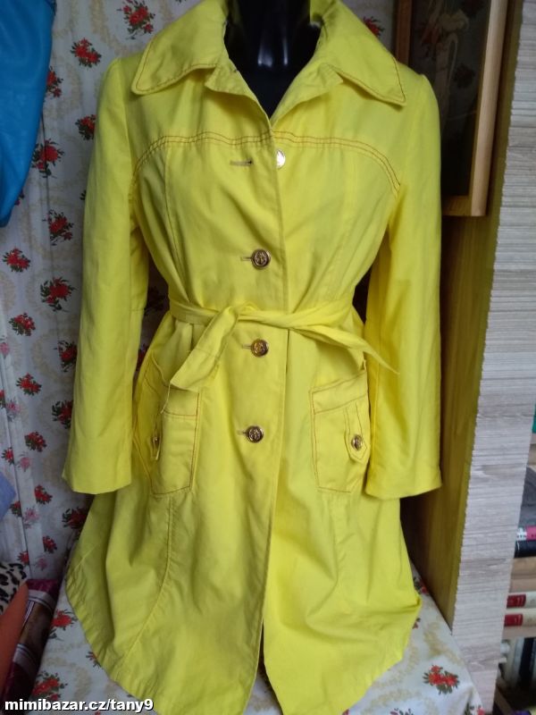 Žlutý trenčkot-kabát
