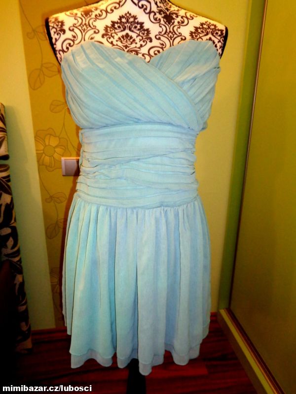 Krásné mentolově zelené šaty