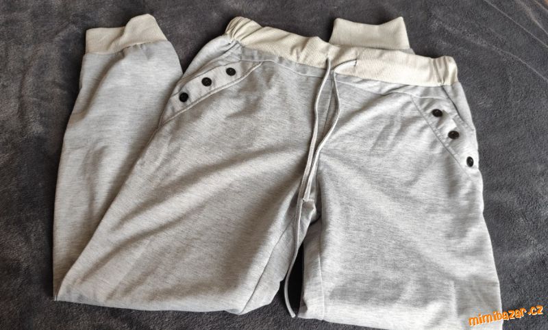 Světle šedé tepláky vel.L