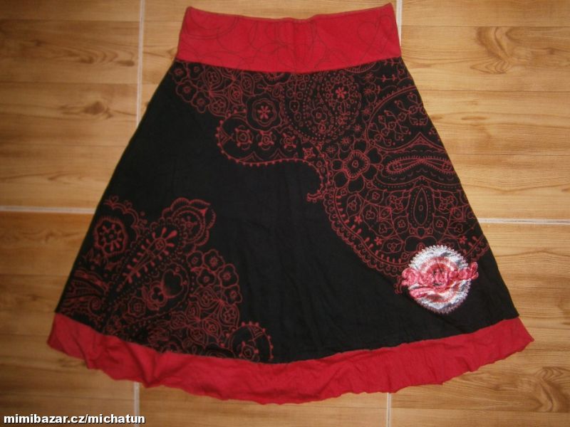 Černo-červená sukně značky DESIGUAL, vel.XS/S