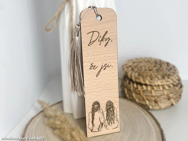 Dřevěná záložka s motivem přátelství a nápisem 
