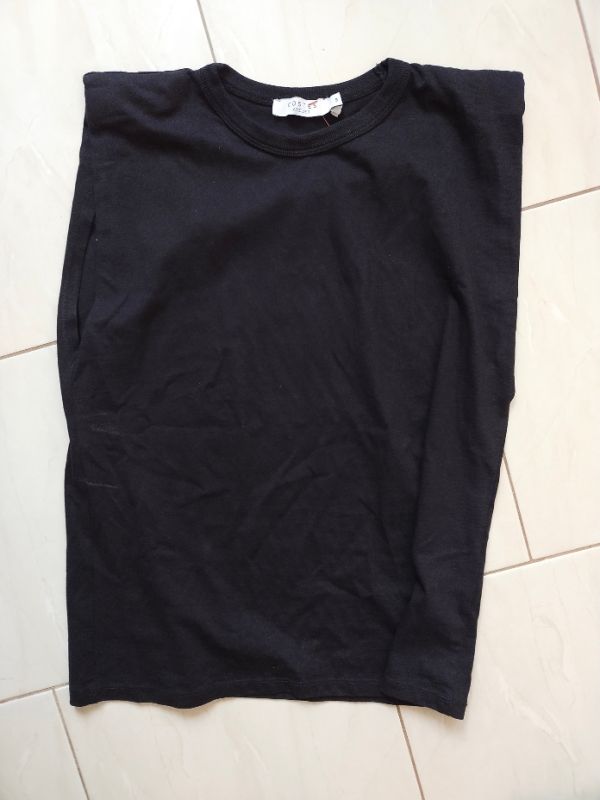 Černé tílko s vycpávkami