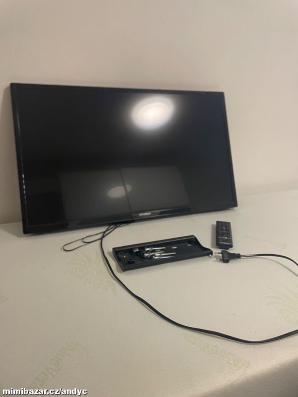 TV Hyundai HLP32T443 s držákem na stenu