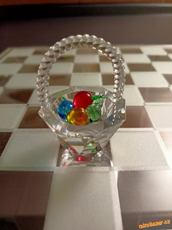 Krásný křišťálový košík s ovocem
