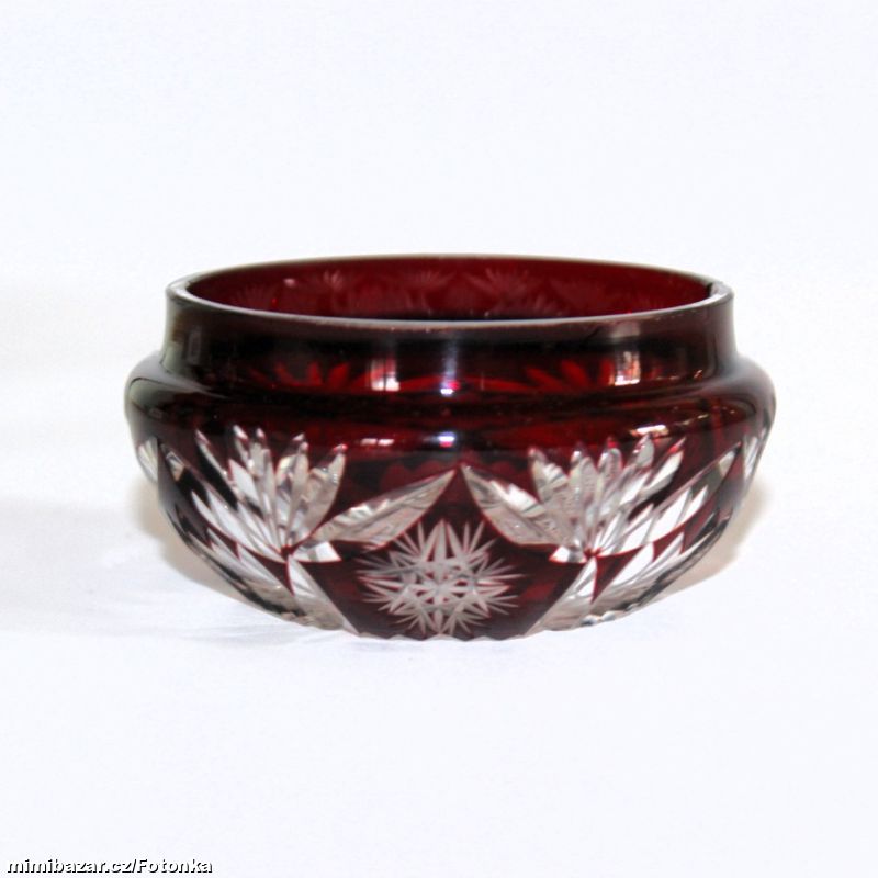 Skleněná broušená dózička, rubínové sklo