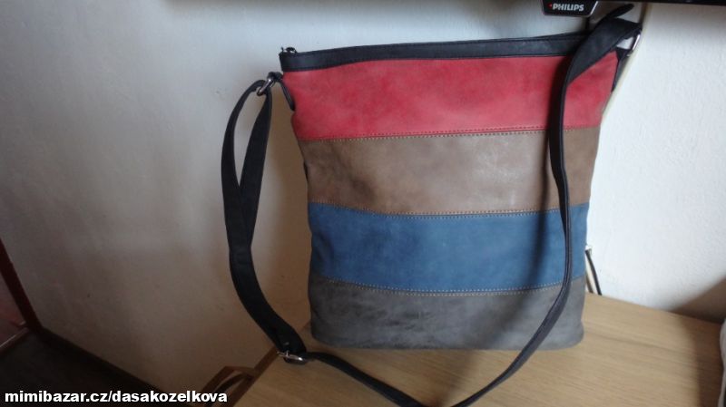 Moc hezká a prostorná crossbody kabelka