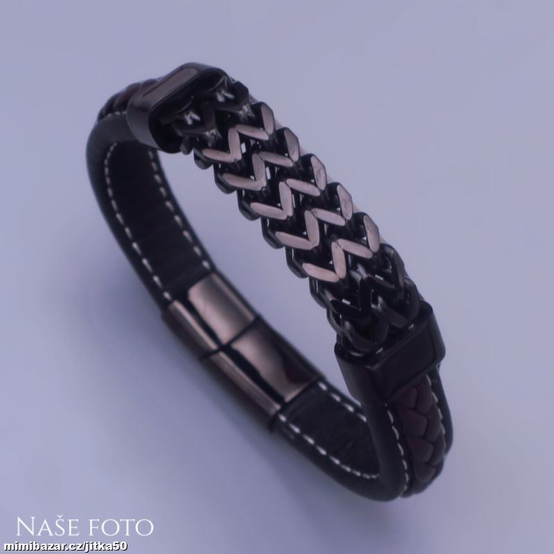 Kožený náramek s černým kovem a kontrastním prošív