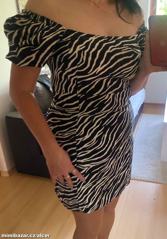 Krásné letní šaty s nabíraným rukávem