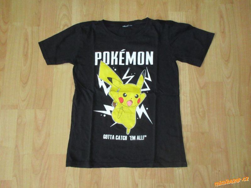 černé tričko s pokémonem