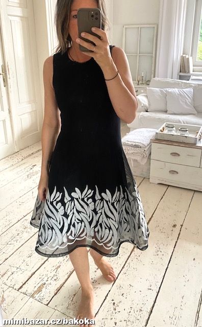 NOVÉ ŠATY - S VISAČKOU