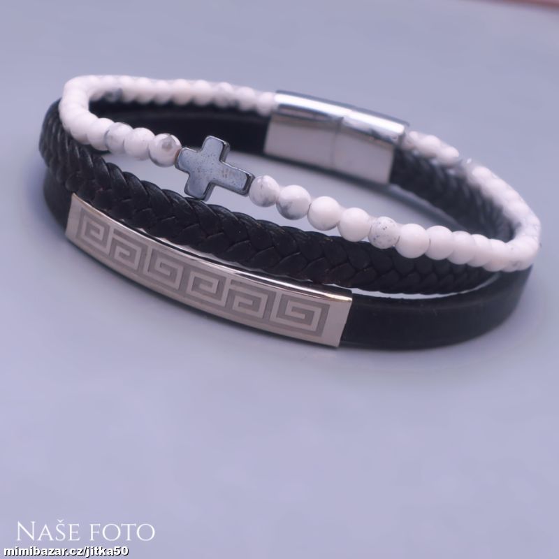 Černý kožený náramek s bílými korálky a řeckým vzo