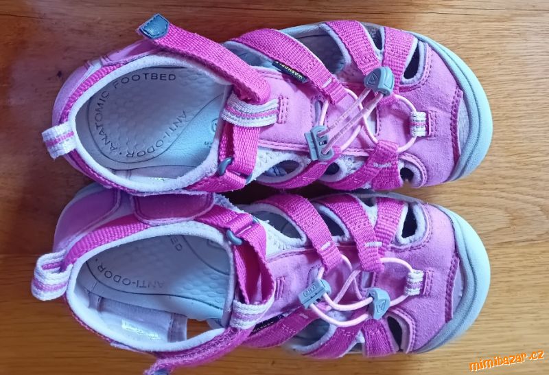 Růžové sandále keen