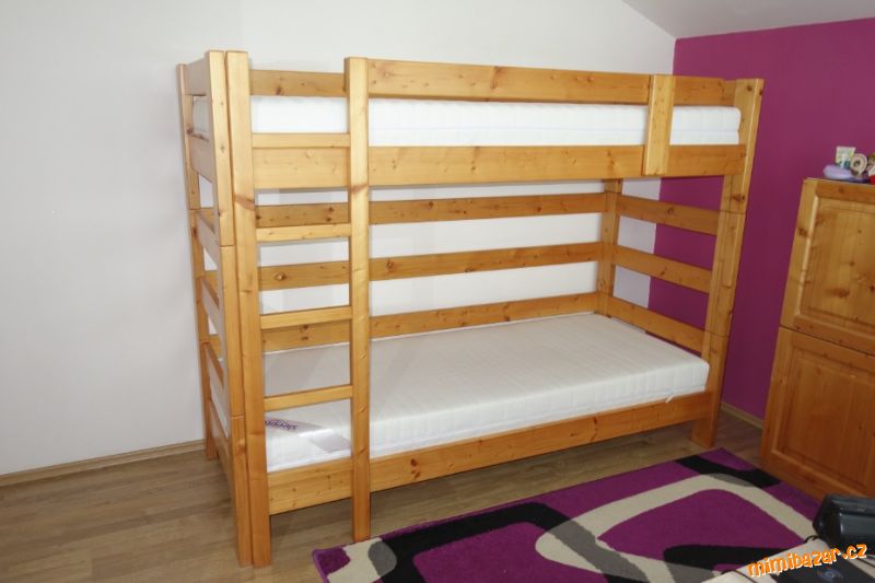 Patrová postel z masivu včetně roštů a matrací