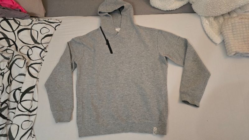 Mikina s kapucí a šikmým zipem