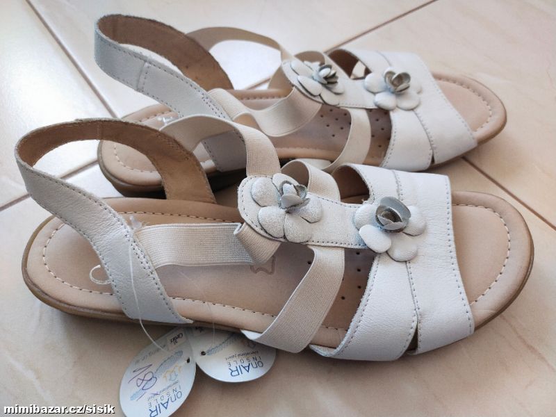 Bílé sandály s walking-on-air koženou stélkou