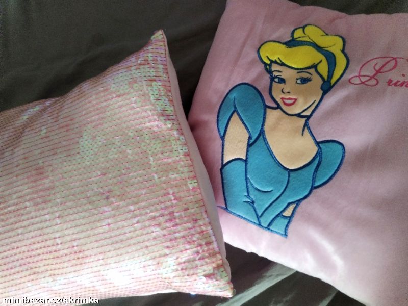 Dva holčičí polštářky