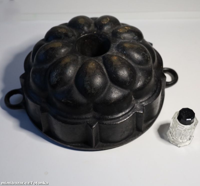 Starožitná litinová forma na bábovku, velká