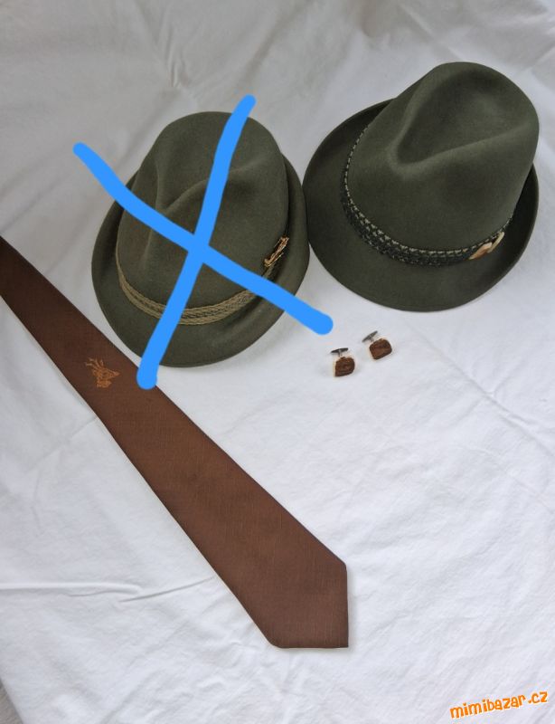 1×Myslivecký klobouk, kravata a knoflíčky