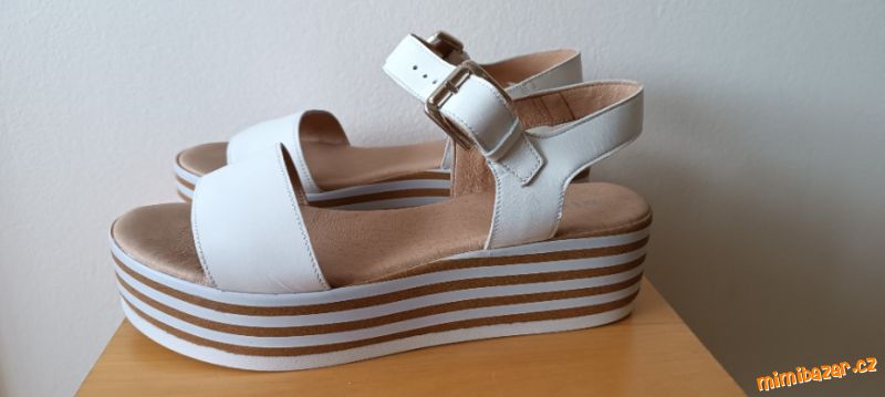 NO*VÉ bílé sandály na platformě