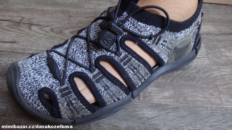 Šedočerné sandály KEEN v.38