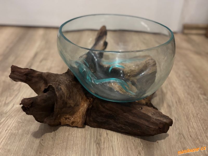 skleněná mísa na kořenu