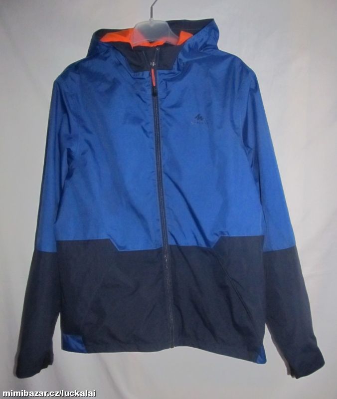 Outdoorová modro-oranžová šusťáková bunda Quechua