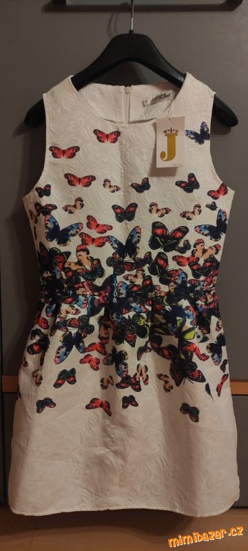 .nové šaty s motýly