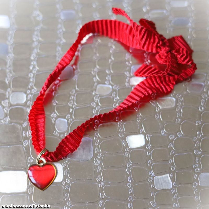 Skleněné srdíčko na ozdobné šňůrce, nepoužité
