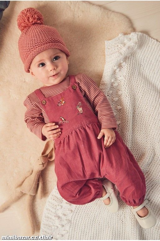 Next lacláče a body s dlouhým rukávem.