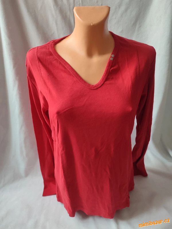 Červené tričko s dlouhým rukávem
