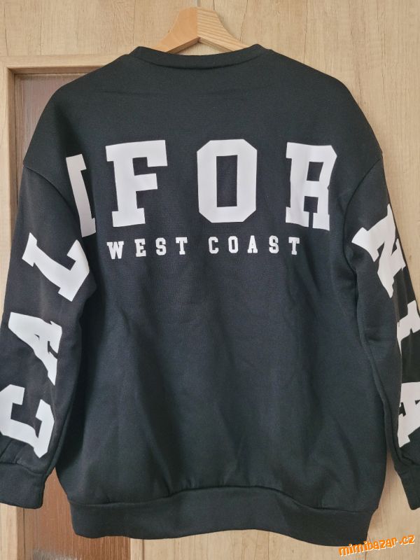 *ČERNÁ MIKINA OVERSIDE S NÁPISEM NA ZÁDECH*