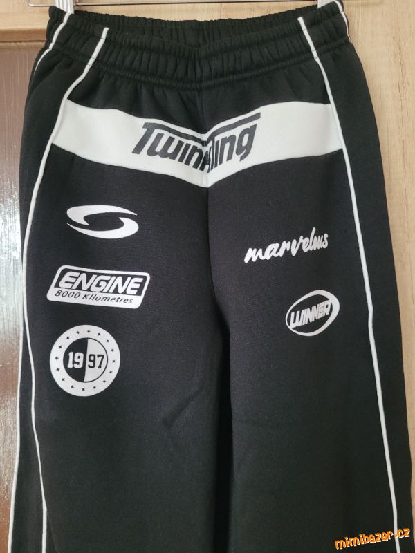 *DÁMSKÉ/DÍVČÍ ČERNÉ TEPLÁKY S POTISKEM*