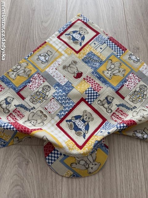 Plátěný šátek s kšiltem pro malé děti