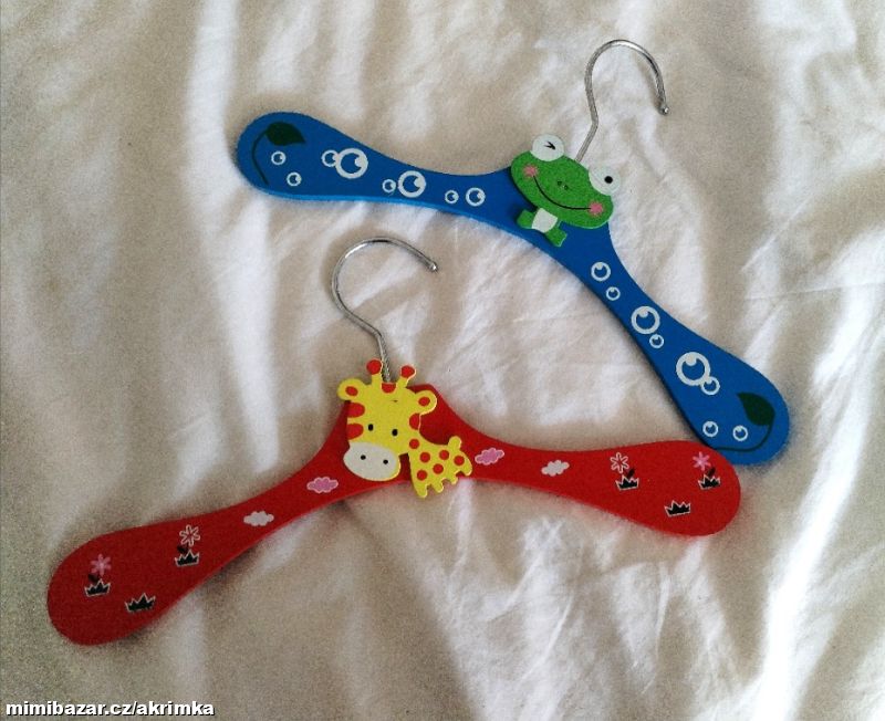 Dvě dřevěná ramínka dětská