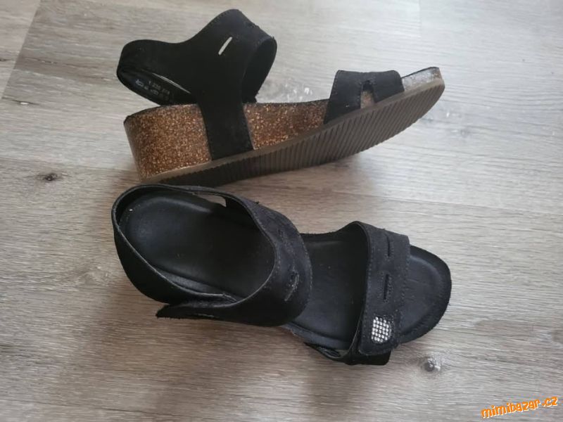 Černé sandály na platformě vel 37
